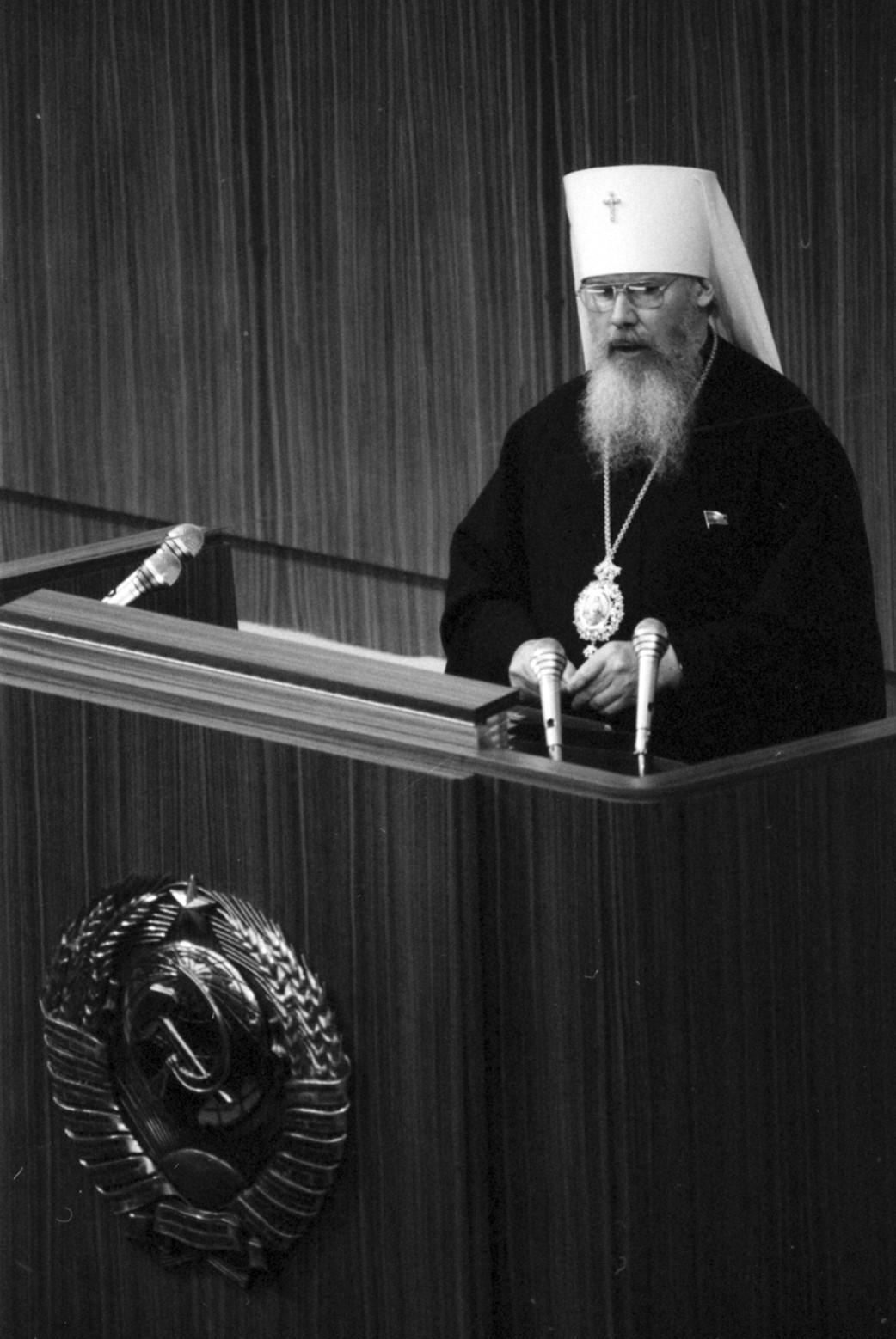 Figure 1: Deputy from the Soviet Foundation for Charity and Health, Metropolitan of Leningrad and Novgorod Alexy (Ridiger) during a speech at the First Congress of People’s Deputies of the USSR, Moscow, May 31, 1989. Photo by V. Zav’ialov. From the collection of the Russian State Film and Photo Archive (RGAKFD), Krasnogorsk, Item 0-383480.